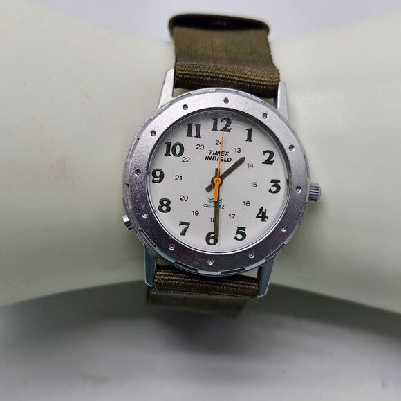 Timex Indiglo Mens Watch With Olive Green Nylon Strap & Stainless Steel Back - Picture 1 of 5